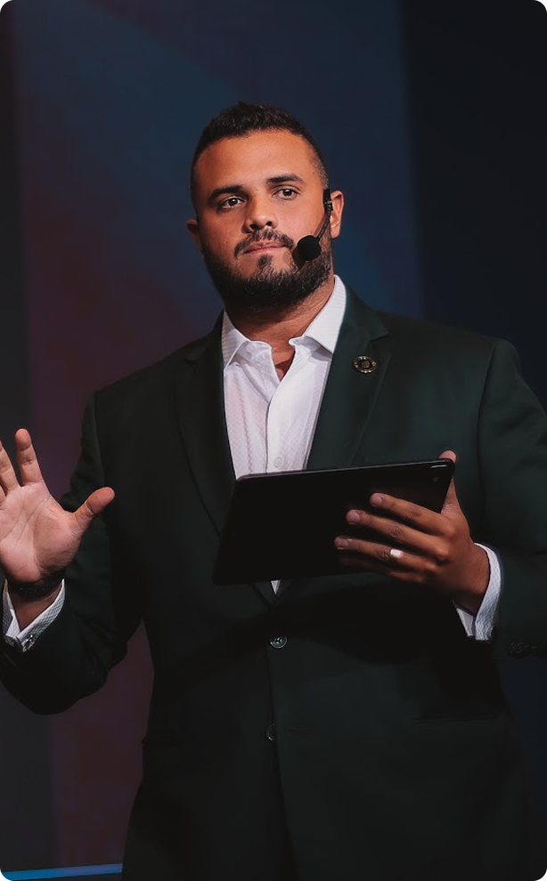 Adrian Carvalho, Engenheiro Patrimonial e fundador da QuartaVia, no palco
